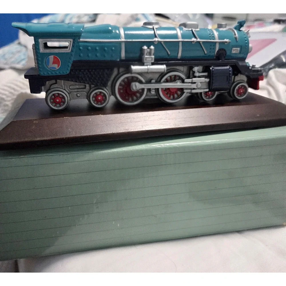 Avon 1991 Lionel Blue Comet 400E Train Locomotive Porcelain Replica‎ Wood Base